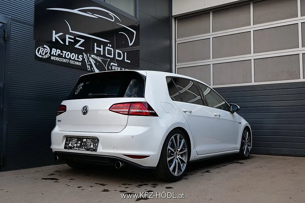 Volkswagen Golf GTI 2,0 TSI Performance Image 2